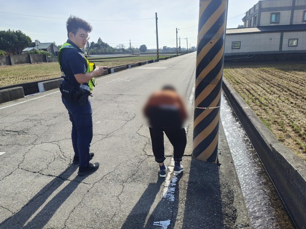 苗栗通霄警耐心尋訪協助失智駝背婦人平安返家