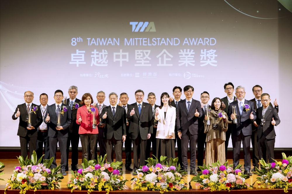 第8屆卓越中堅企業獎　行政院長頒獎嘉勉12家卓越中堅企業及2家友善職場優良中堅企業
