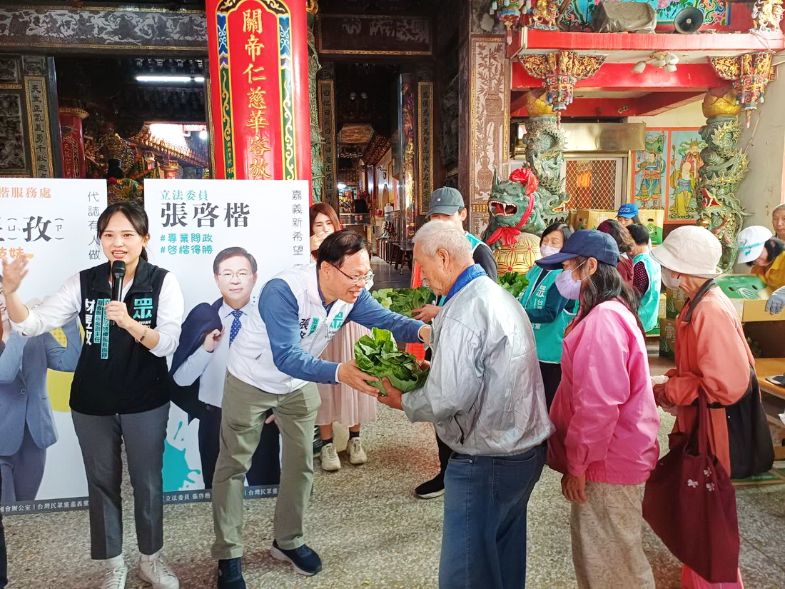 立委張啓楷挺菜農　免費發送民眾高麗菜