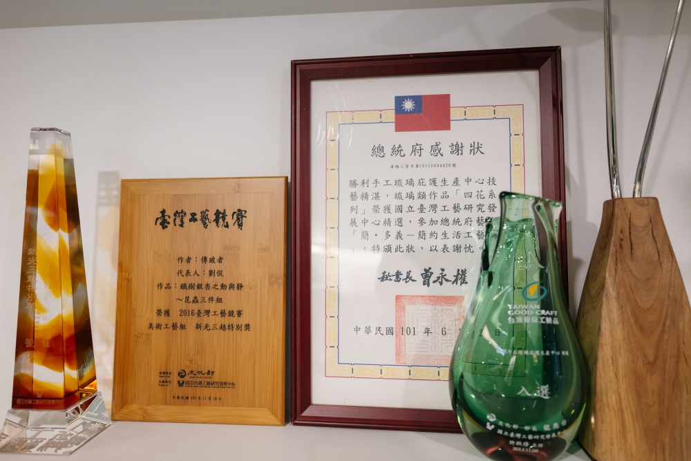 從庇護到共好:傳玻者打造友善職場的新典範 5 02%E5%82%B3%E7%8E%BB%E8%80%85%E5%A4%9A%E5%B9%B4%E4%BE%86%E6%A6%AE%E7%8D%B2%E8%87%BA%E7%81%A3%E5%B7%A5%E8%97%9D%E7%AB%B6%E8%B3%BD%E5%9C%8B%E7%AB%8B%E5%8F%B0%E7%81%A3%E5%B7%A5%E8%97%9D%E7%A0%94%E7%A9%B6%E7%99%BC%E5%B1%95%E4%B8%AD%E5%BF%83%E7%8D%8E%E9%A0%85%E7%9A%84%E8%82%AF%E5%AE%9A%E8%A8%B1%E5%A4%9A%E4%BD%9C%E5%93%81