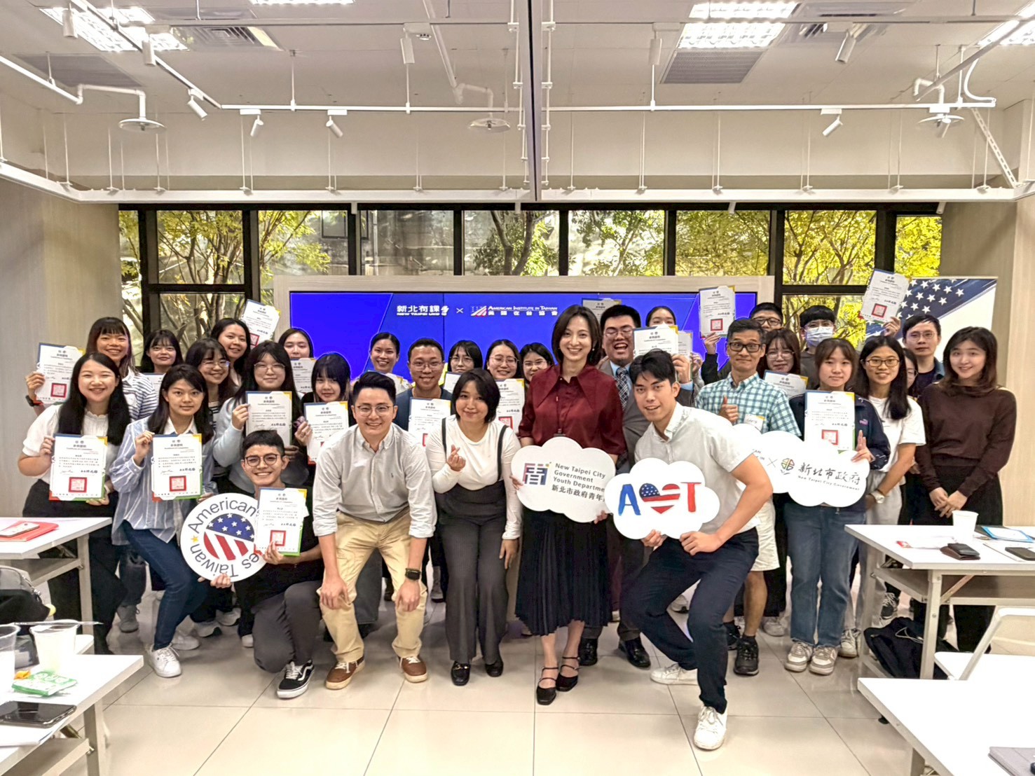 %E6%96%B0%E5%8C%97%E5%B8%82%E9%9D%92%E5%B9%B4%E5%B1%80%E8%88%87AIT%E5%90%88%E4%BD%9C%E9%96%8B%E8%BE%A6%E7%9A%84%E8%8B%B1%E8%AA%9E%E5%AD%B8%E7%BF%92%E7%A4%BE%E8%AE%93%E5%AD%B8%E5%93%A1%E6%88%90%E5%8A%9F%E6%8E%8C%E6%8F%A1%E5%A4%96%E5%95%86%E9%9D%A2%E8%A9%A6%E6%87%89%E7%AD%94%E6%8A%80%E5%B7%A7