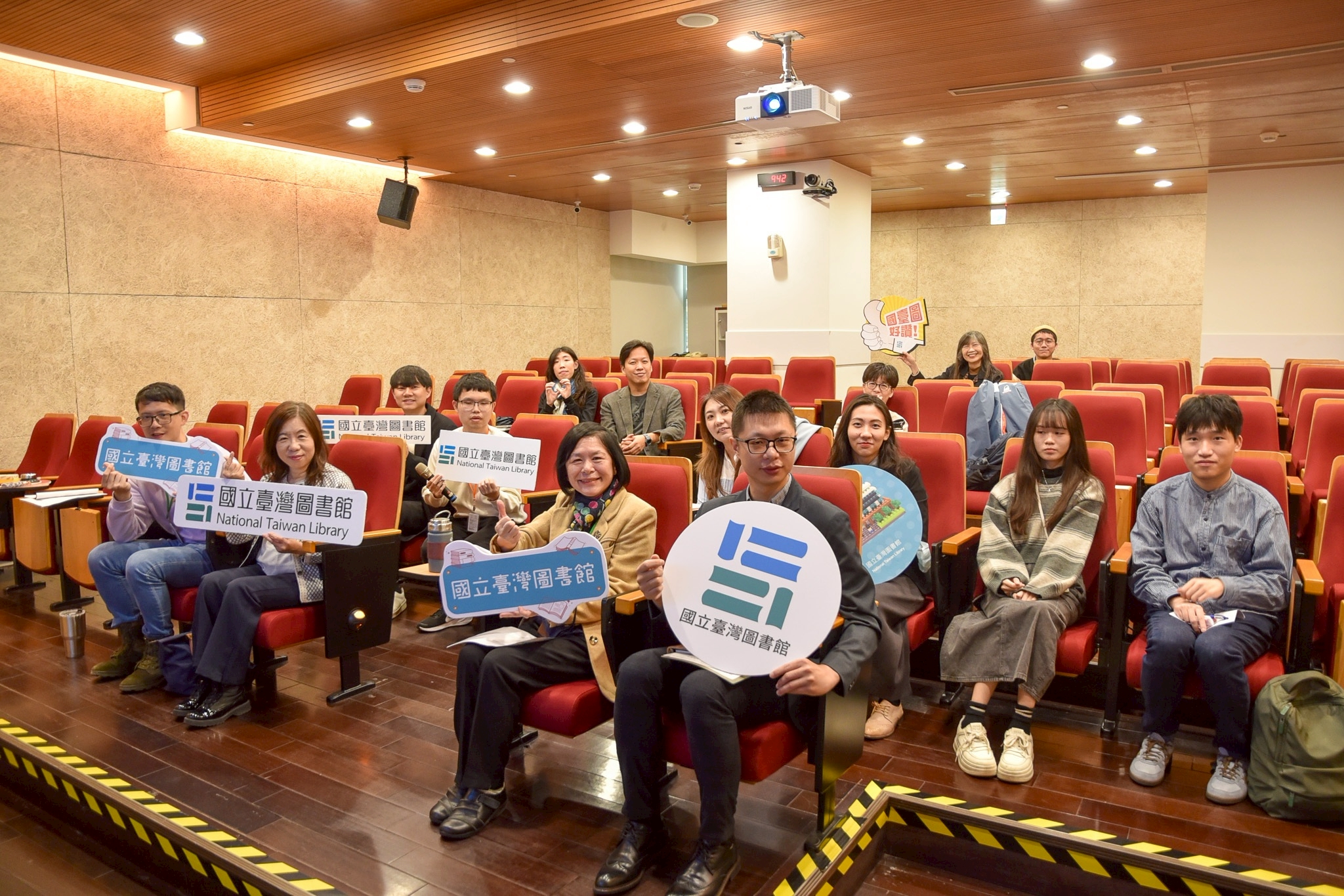 %E5%B0%88%E9%A1%8C%E7%99%BC%E8%A1%A8%E7%8F%BE%E5%A0%B4%E5%90%88%E5%BD%B1