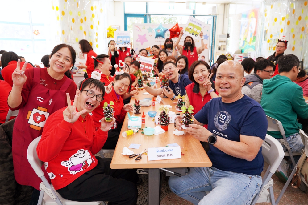 高通劉思泰總裁右1與高通志工陪伴服務對象一同以環保精神動手創作松果聖誕樹現場充滿歡笑聲_新竹仁愛基金會提供_Fotor - 報新聞 Mega News