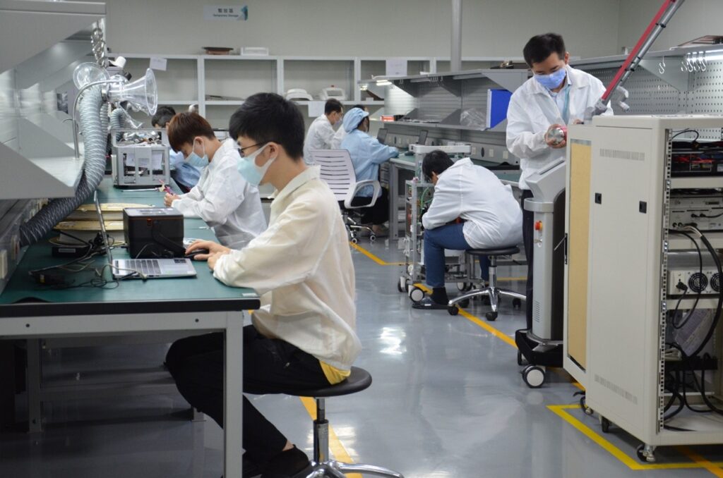 巨興醫學科技回饋社會贈二氧化碳雷射儀予三總皮膚科盼提升臨床效能、守護安心醫療! 12 %E5%B7%A8%E8%88%88%E9%86%AB%E5%AD%B8%E7%A7%91%E6%8A%80%E5%9C%98%E9%9A%8A%E7%A0%94%E7%99%BC%E4%BD%9C%E6%A5%AD%E6%B5%81%E7%A8%8B%E5%9C%96%E7%82%BA%E5%B7%A8%E8%88%88%E9%86%AB%E5%AD%B8%E7%A7%91%E6%8A%80%E6%8F%90%E4%BE%9B 1024x678 1