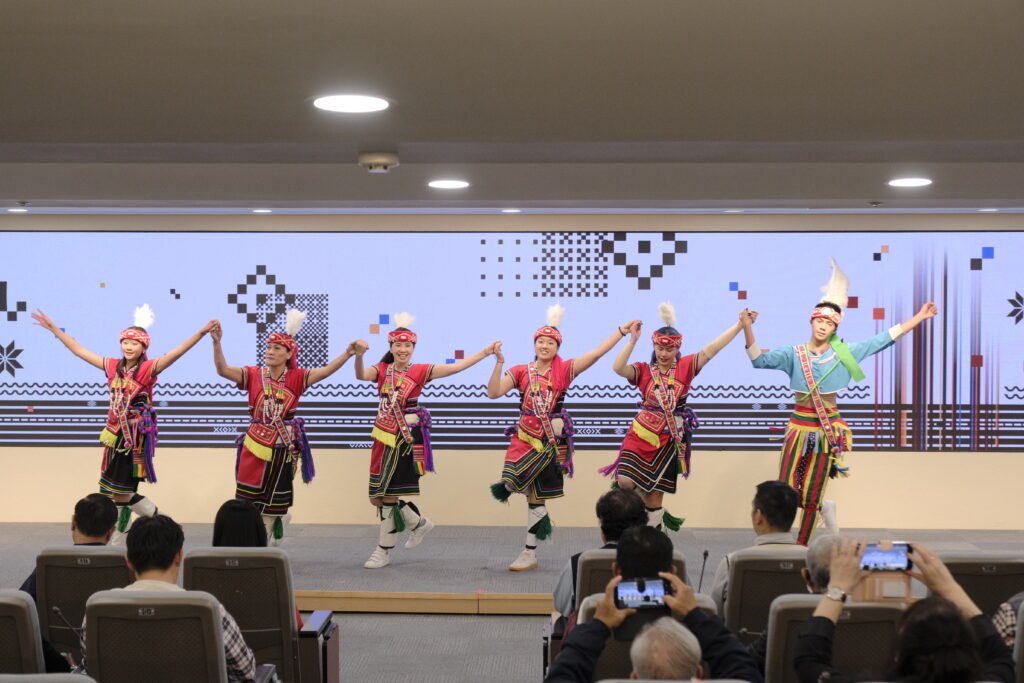 族語 AI 成果發表會「MINANAM 科技 X 語言」隆重登場! AI 助力族語保存 開啟原住民族語復振新可能 5 %E6%96%B0%E4%B8%96%E7%B4%80%E6%96%87%E5%8C%96%E8%97%9D%E8%A1%93%E5%9C%9803 1024x683 1