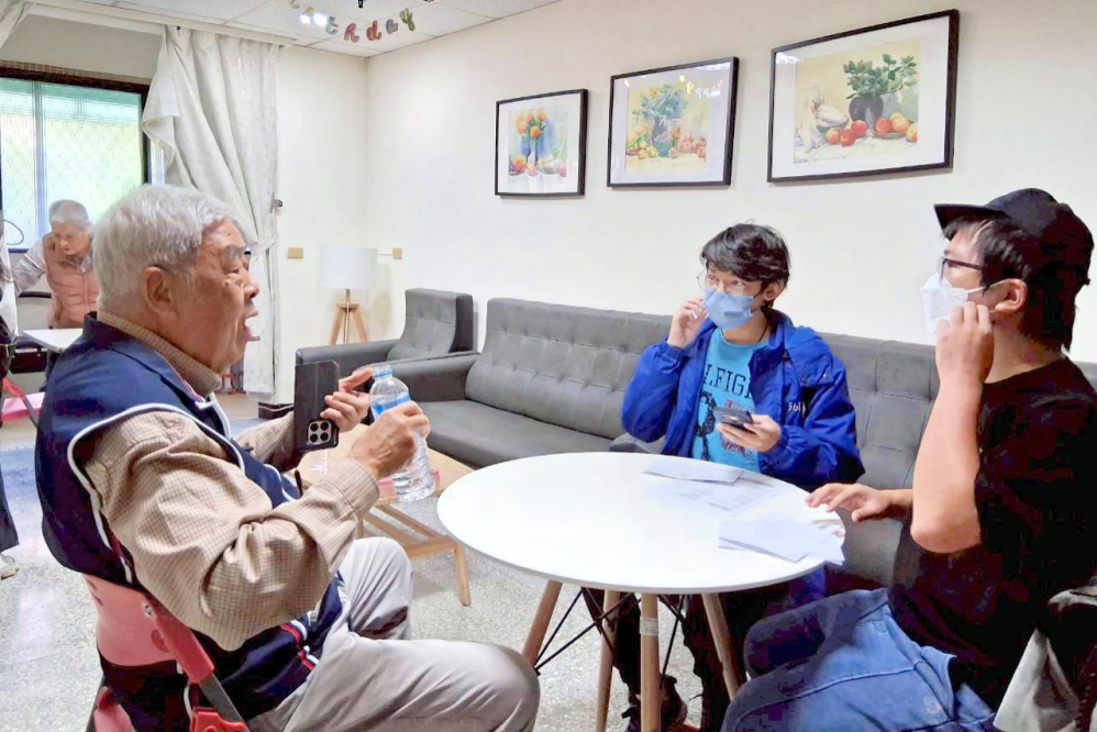 聆聽大時代的故事　臺大小獅子服務社走訪八德榮家關懷遷台世代長輩青銀共融趣