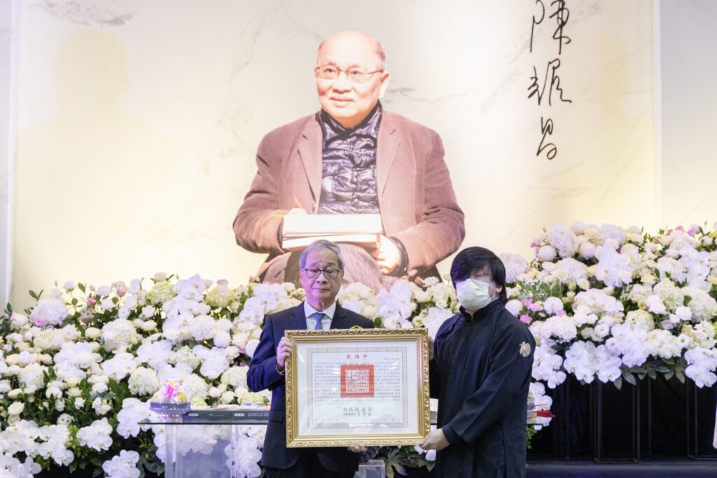 醫師作家陳耀昌告別式 文化部長李遠代表頒贈總統褒揚令 2 6 5 1024x683 1
