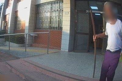 八旬翁機車拋錨拄杖求助——馬光暖警護送助祖孫團圓