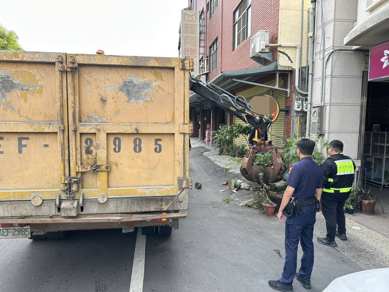 斗六警聯手清潔隊清除路障——還路於民保障交通安全