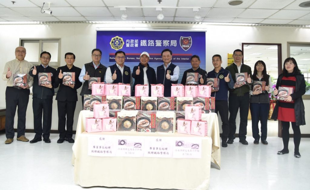 華國大飯店捐贈牛肉麵及春子拌麵調理包致敬鐵警辛勞 攜手守護鐵警健康