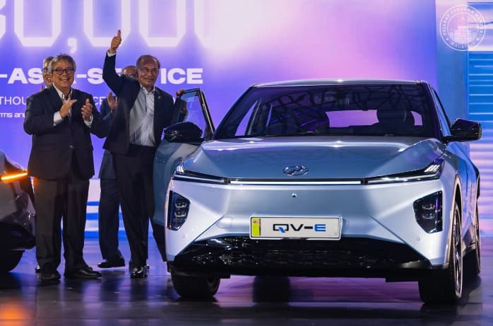 馬來西亞首款國產電動車 台商零組件新窗口 馬來西亞首款本土研發電動車 Perodua QV-E 在吉隆坡正式亮相,首相安華出席啟動儀式,宣示打造國產 EV 產業與完善在地電動車生態系的決心(翻攝自electrive)
