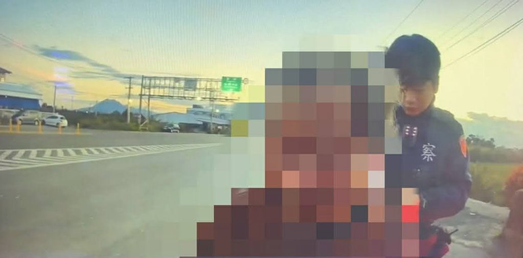 台東豐里警寒冬中協助迷途長者返家