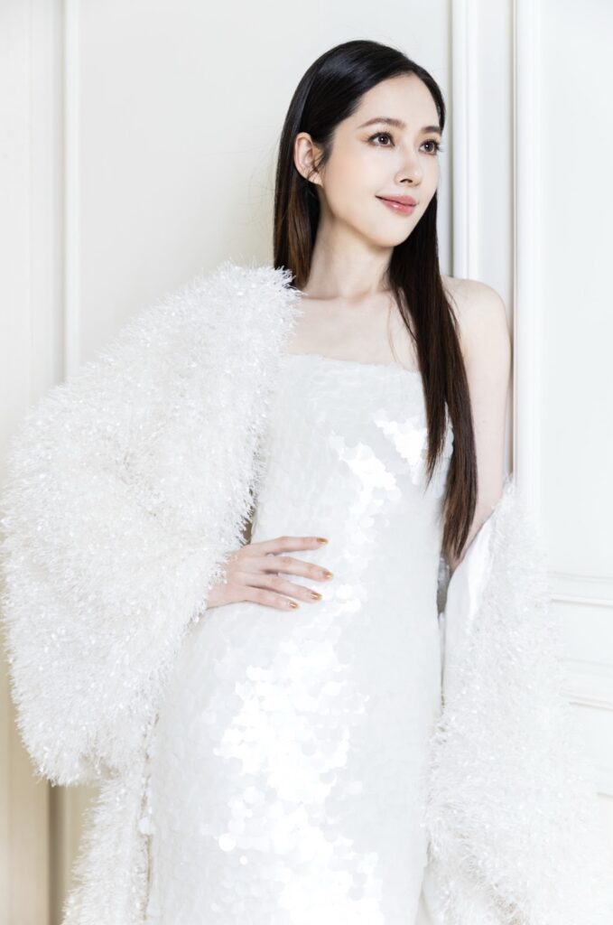 久明診所攜手郭碧婷以「Be Yourself」重現經典風華 重拾自信與溫柔力量,開啟「做自己的美學 Movement」 7 %E6%99%9A%E4%B8%8A1013 2025 12 11%E7%9A%84%E5%BD%B1%E5%83%8F 679x1024 1