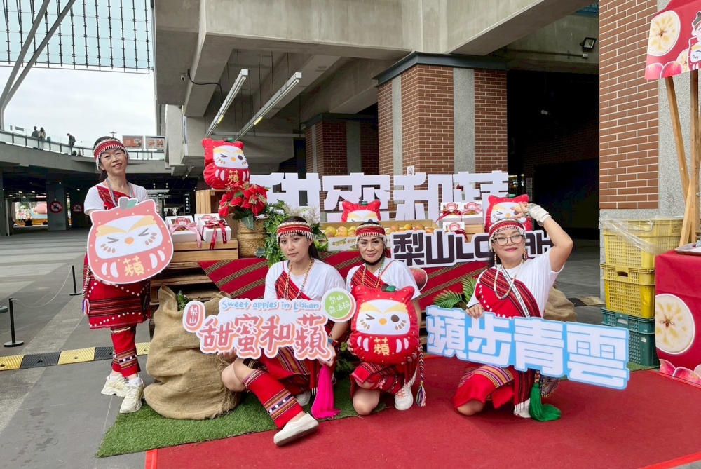 「2025 梨山森活節‧甜蜜和蘋」梨山蜜蘋果季 台中火車站快閃開跑 6 03%E6%A2%A8%E5%B1%B1%E8%9C%9C%E8%98%8B%E6%9E%9C%E5%AD%A3