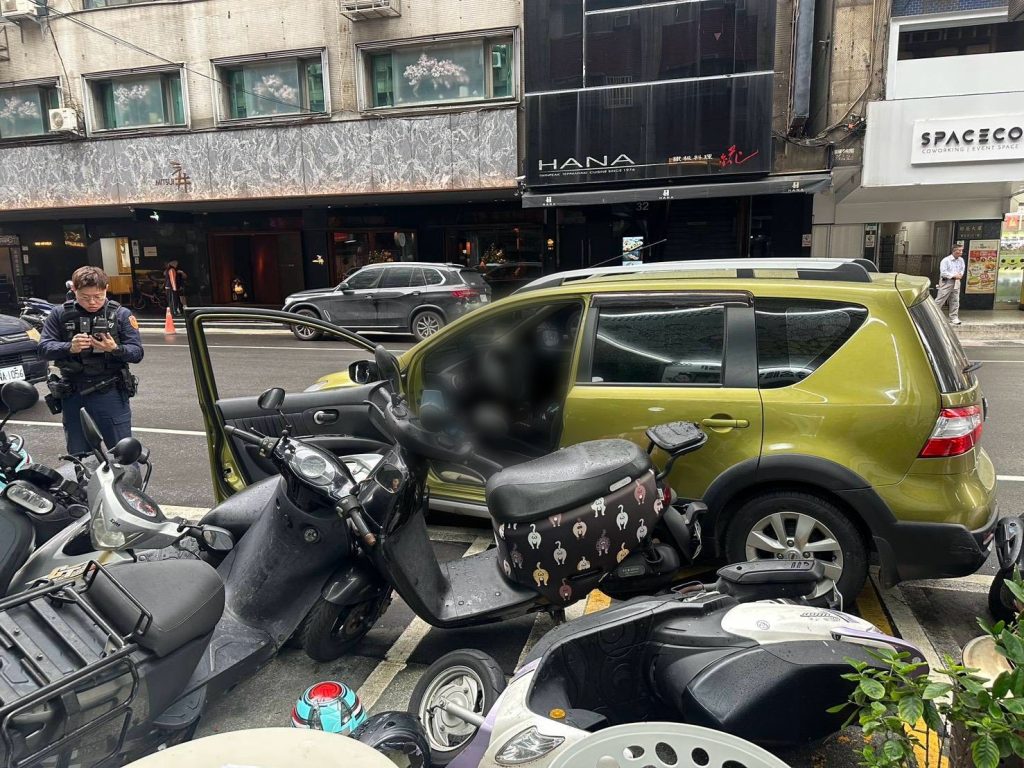 台北農安街自小客車未拉手煞倒滑 連撞7輛機車幸無人傷