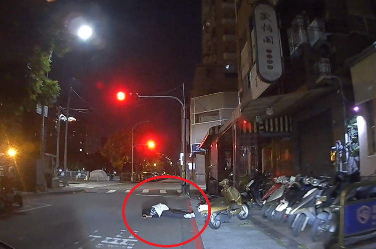 酒醉男深夜倒臥車道 中市警即時救援化解奪命危機