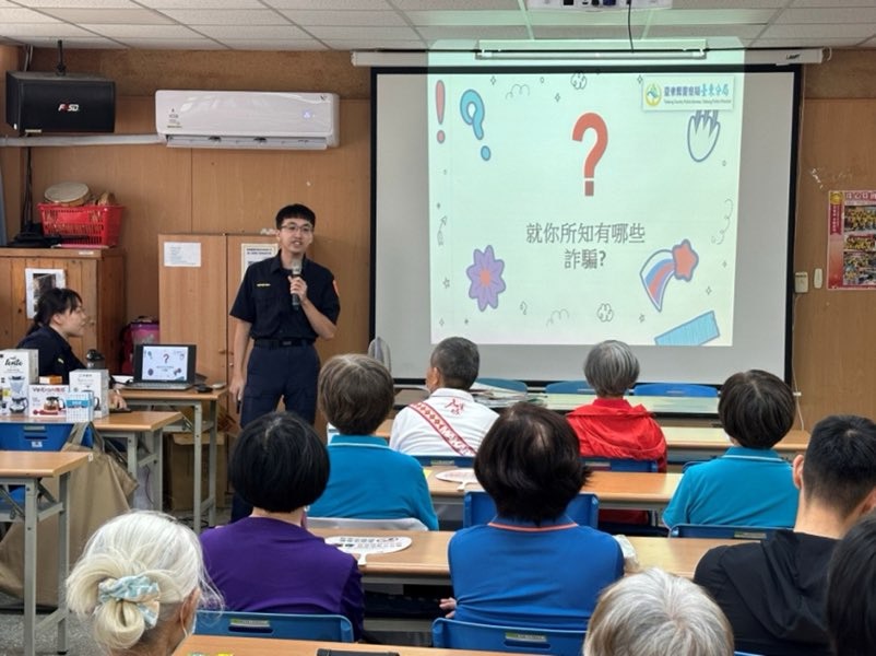 台東警走入社區宣導進行交通反詐