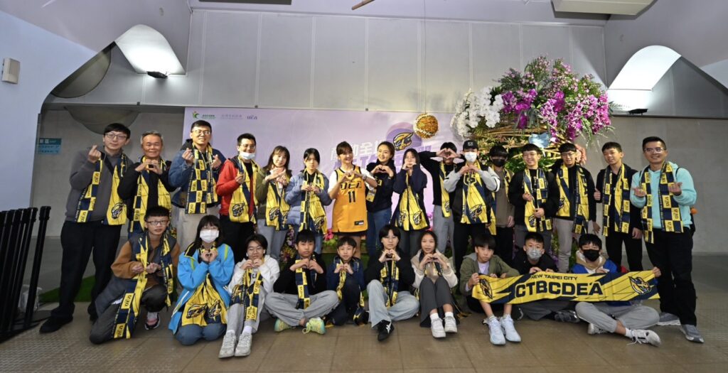 東森氣象主播王淑麗首度開球 期盼中信特攻降下強烈三分雨贏得勝利 3 S 7200886 1024x525 1