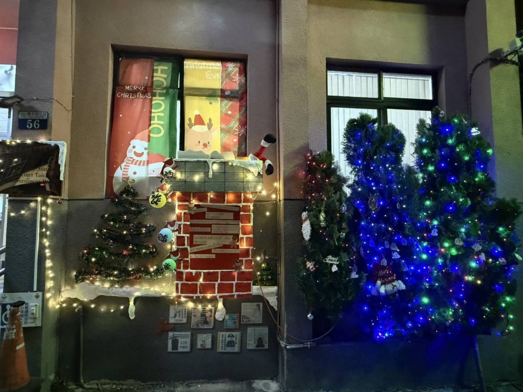 耶誕老人「倒栽蔥」卡派出所　潭北警創意佈置宣導反詐反毒