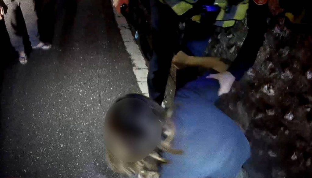 女子酒後倒臥偏僻路旁　鹿野警耐心查訪護送平安返家