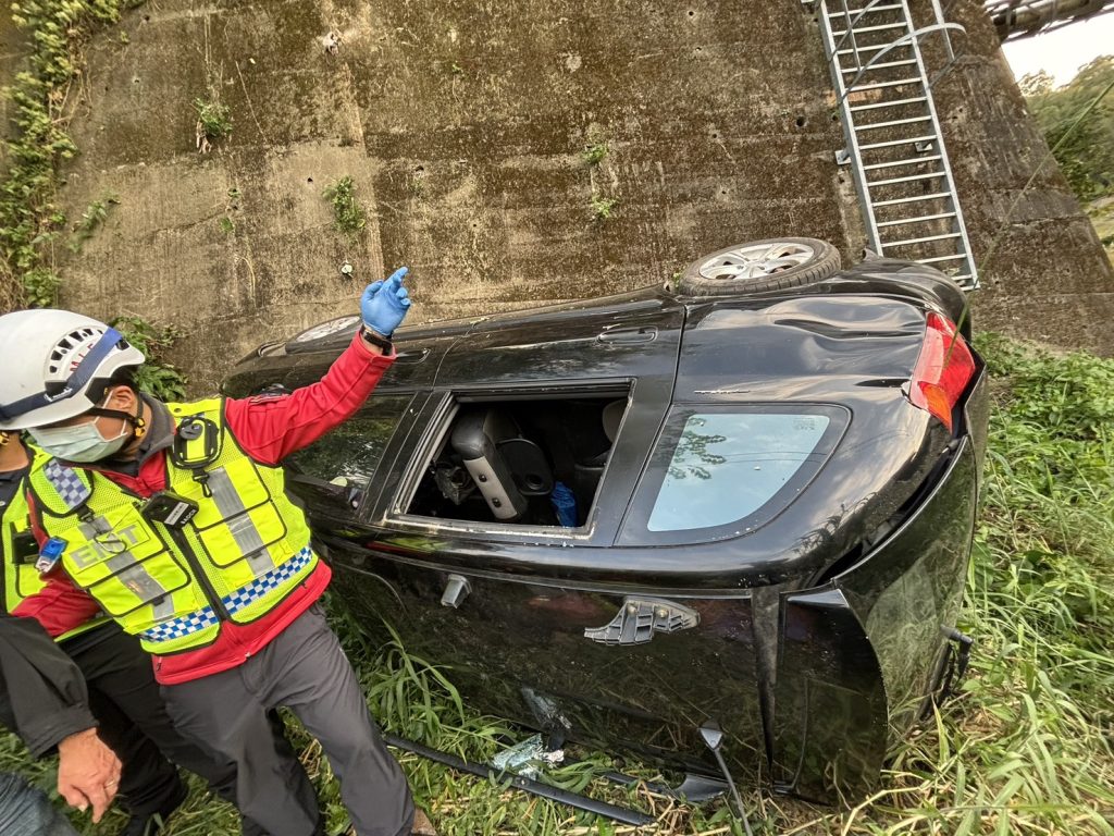 苗栗頭屋老田寮橋發生自撞事故 自小客車翻落橋下幸未波及他人