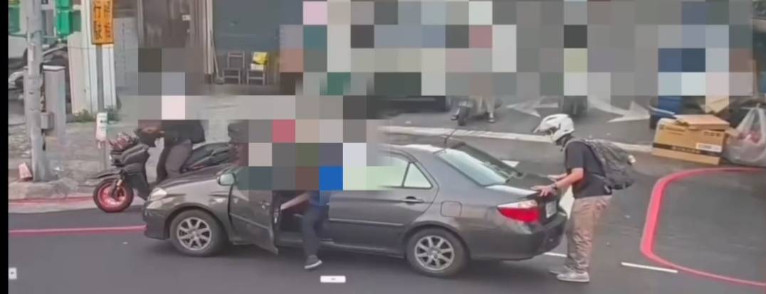 燃油之急——翁駕駛汽車沒油卡路邊 暖警所長路過急救援