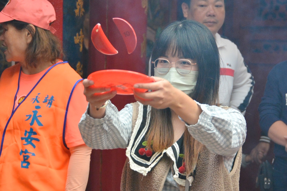 全世界永靖人的家庭日 「謝平安家年華」萬人齊聚呷平安 8 04%E6%B0%91%E7%9C%BE%E6%96%BC%E6%B0%B8%E5%AE%89%E5%AE%AE%E5%8F%83%E8%88%87%E6%93%B2%E7%AD%8A%E6%8C%91%E6%88%B0%E8%B3%BD%E8%A6%AA%E6%89%8B%E6%93%B2%E7%AD%8A%E5%90%91%E7%A5%9E%E6%98%8E%E7%A5%88%E7%A6%8F%E6%84%9F%E5%8F%97%E6%B0%B8%E9%9D%96%E6%AD%B2%E6%9C%AB%E8%AC%9D%E5%B9%B3%E5%AE%89%E7%9A%84%E5%82%B3%E7%B5%B1%E4%BF%A1