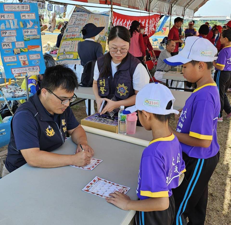 大潭國小歡度校慶——結合東港警設置闖關活動