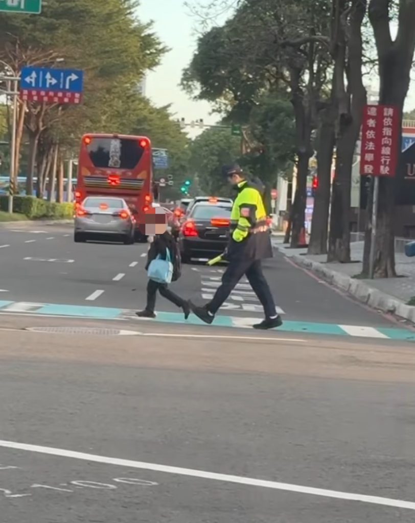 上學尖峰默默守護 竹北警暖心陪學童安全過馬路