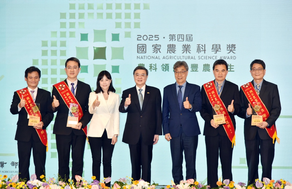 圖3-行政院卓榮泰院長農業部陳駿季部長及行政院發言人李慧芝與2025國家農業科學獎傑出得獎團隊代表共同合影 - 報新聞 Mega News
