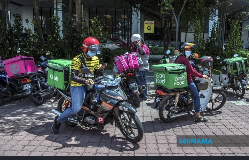 馬來西亞零工法定規則 台商餐飲外送成本重算 馬來西亞街頭外送騎士在餐飲門店外等候取餐。隨著《零工工作者法案2025》通過,外送騎士的服務協議、報酬資訊與爭議處理機制將被納入更明確的法制規範,也意味著仰賴外送衝尖峰的連鎖餐飲業者,未來在出餐流程、合作條款與責任切割上,需面對更高的合規與管理要求。圖為示意畫面。(翻攝自 BERNAMA)