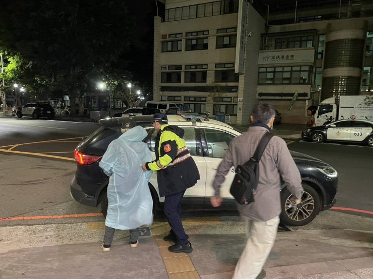 12度低溫瑟縮公園涼亭　警一眼認出失蹤老翁即時救援