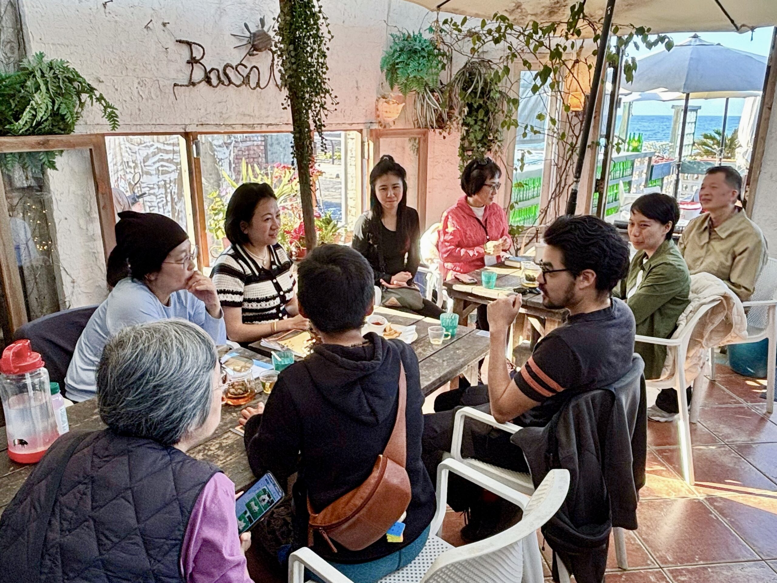 實驗教育國際工作坊取經北海岸iPOWER 鄉村教育接軌在地創生 8 %E5%8F%B0%E8%A3%94%E5%8A%A0%E6%8B%BF%E5%A4%A7%E4%BA%BA%E5%88%86%E4%BA%AB%E5%A6%82%E4%BD%95%E6%8F%90%E4%BE%9B%E5%AD%A9%E5%AD%90%E8%8B%B1%E6%96%87%E5%8F%A3%E8%AA%AA%E7%92%B0%E5%A2%83 scaled 1