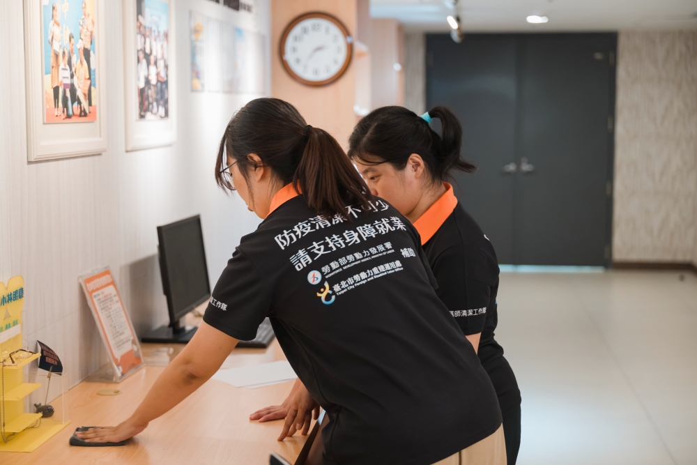 以信任為核心的支持系統 就業服務牽手同行 4 01%E5%BE%9E%E7%AC%AC%E4%B8%80%E7%B7%9A%E9%96%8B%E5%A7%8B%E7%90%86%E8%A7%A3%E9%9C%80%E6%B1%82%E8%94%A1%E4%BE%9D%E9%9D%9C%E8%88%87%E5%BA%87%E8%AD%B7%E5%93%A1%E5%B7%A5%E5%85%B1%E5%90%8C%E5%9F%B7%E8%A1%8C%E6%B8%85%E6%BD%94%E4%BD%9C%E6%A5%AD 1