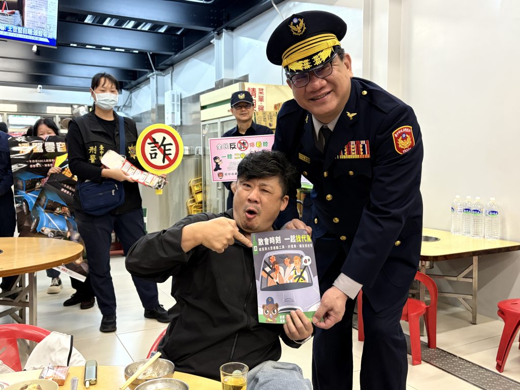 大甲夜市無國界宣導 警分局長與美日旅客同桌宣講反詐、酒駕零容忍