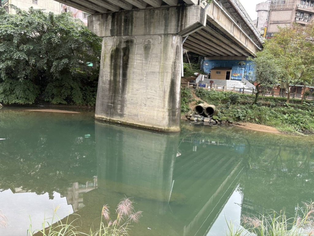 暖暖溪今晨出現白色泡沫 環保局布置攔油索 避免污染物逸散
