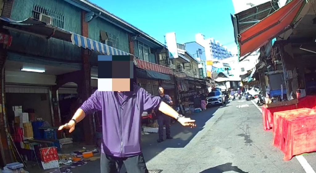 醉漢光明市場咆哮揮舞平底鍋 警迅速壓制化解危機