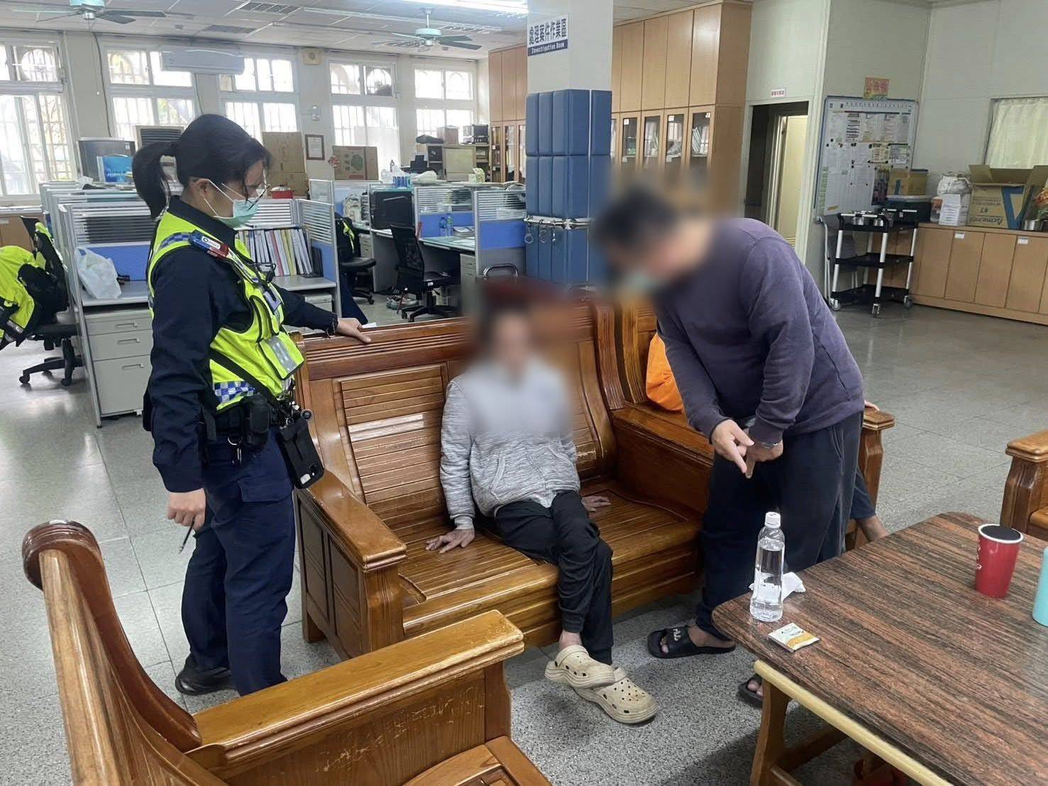 老翁獨自行走縣道上–臺西巡警護送翁平安返家