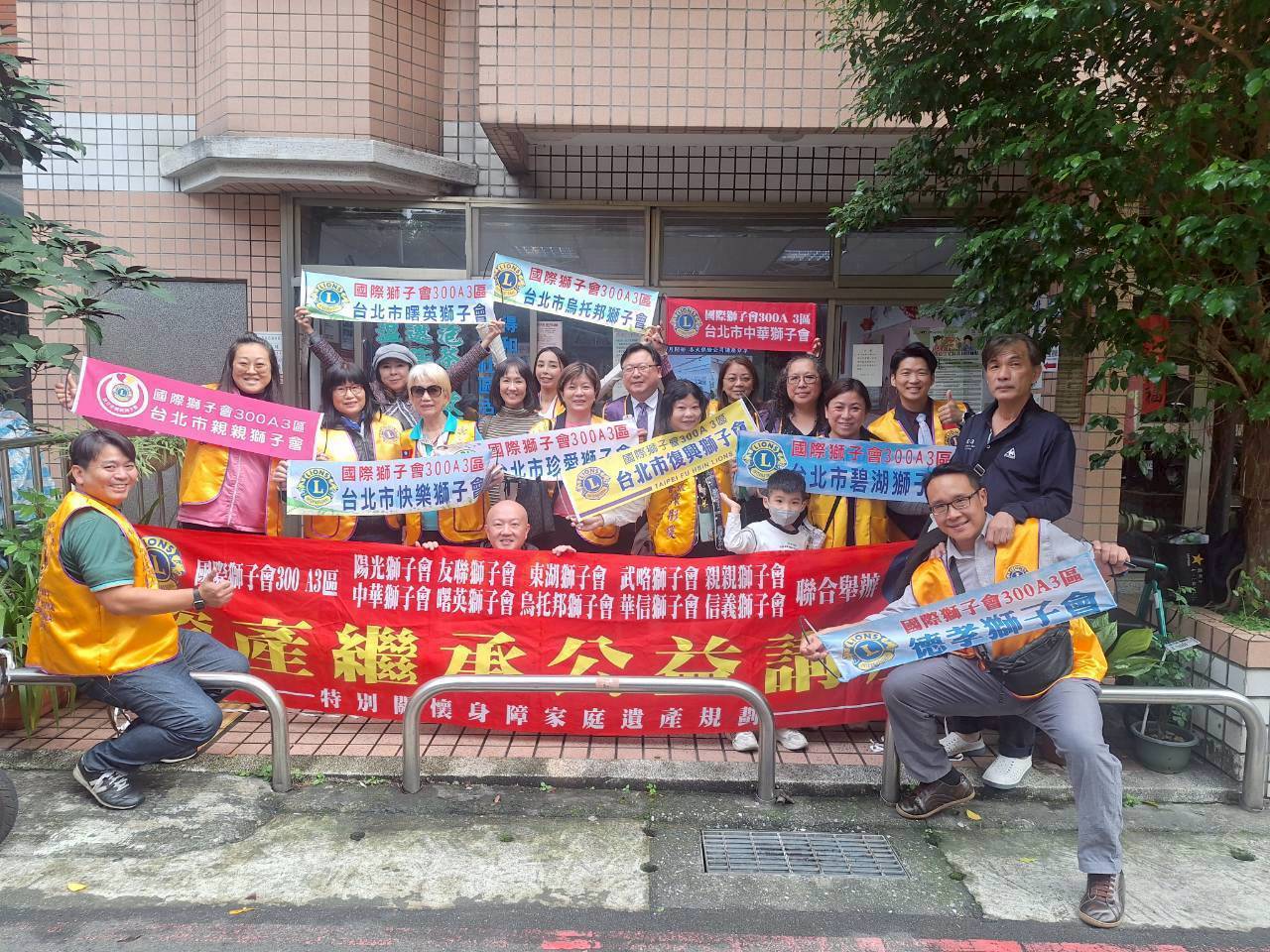 獅子會以專業投入公益 共同舉辦人道關懷講座 此次公益活動展現了獅子會的團結力量,由陽光獅子會、友聯獅子會、武略獅子會、東湖獅子會及德孝獅子會等共同協辦。各分會成員於新北市永和區活動現場合影,期盼透過聯合資源投入,實踐「服務無界、人道共善」的理念,讓更多家庭獲得實質支持(圖/德孝獅子會會長鍾齊賢提供)