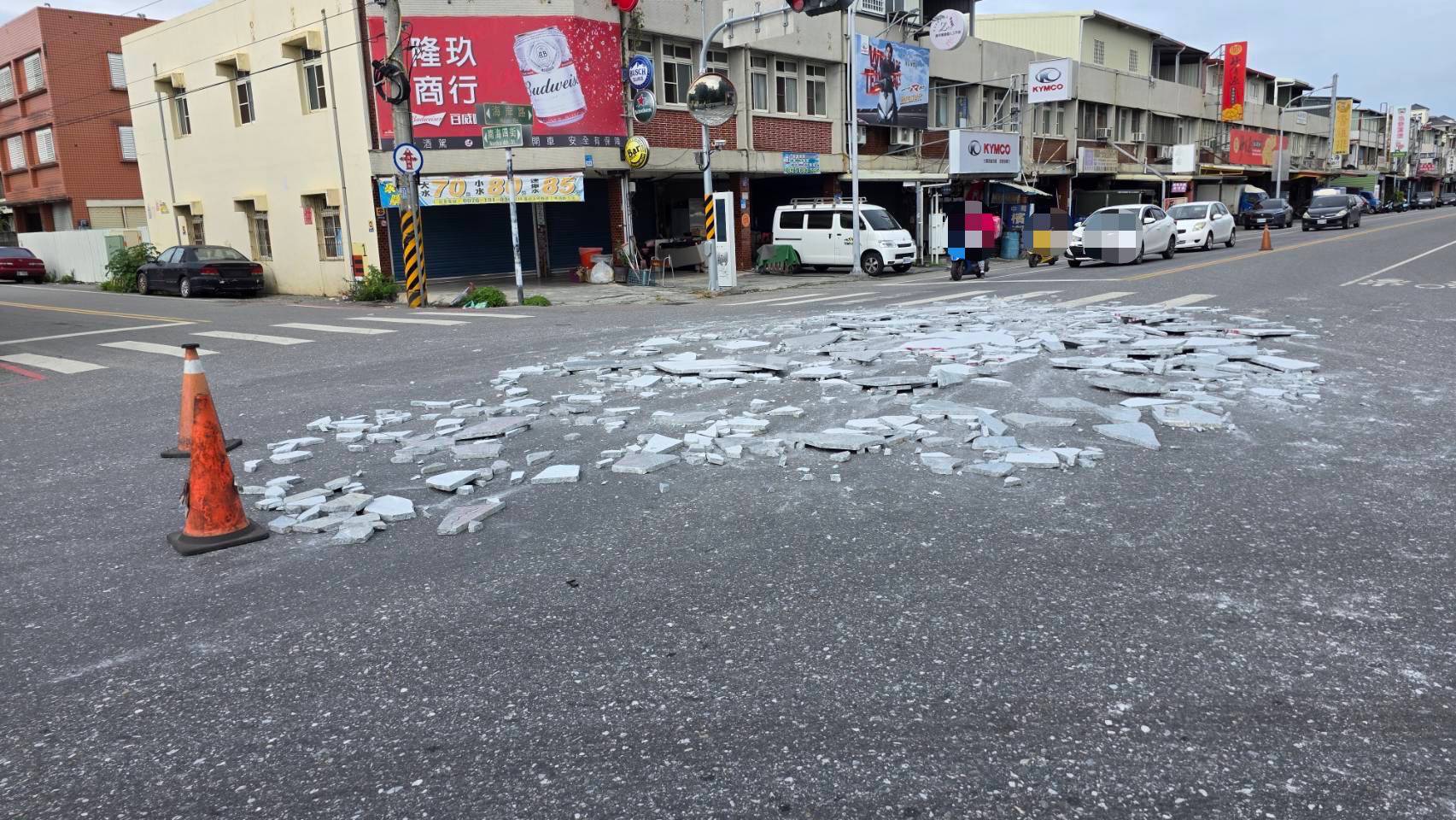 曳引車大理石板散落路面–吉安警即時排除恢復通行