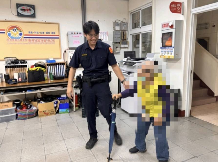 九旬老嫗踽踽獨行–東港暖警護送至公車站