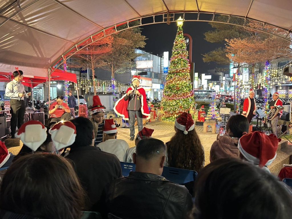 頭份上公園化身童話小鎮　2025聖誕點燈打造夢幻冬夜