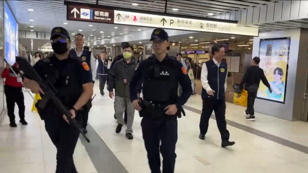 北捷台北車站驚傳危安事件!鐵路警察局全面武裝戒備,持長槍強化巡邏維安
