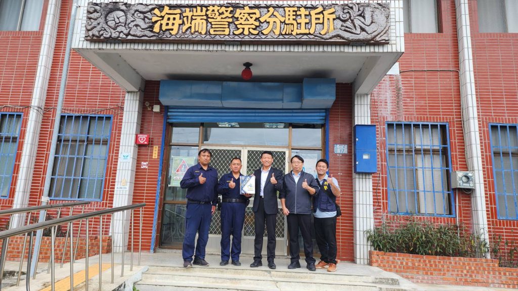 臺東警局長蔡燕明親赴關山分局頒發破案茶 肯定查獲非法槍枝有功員警