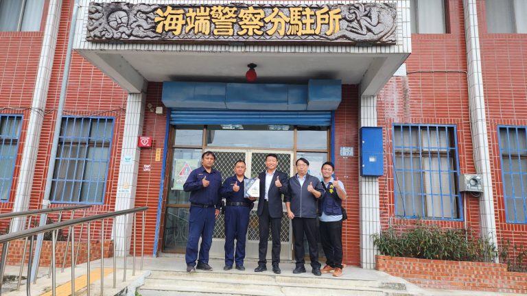 臺東警局長蔡燕明親赴關山分局頒發破案茶 肯定查獲非法槍枝有功員警