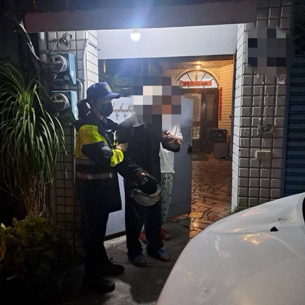 馬蘭警凌晨巡邏協助迷途老翁 暖心護送返家傳溫情