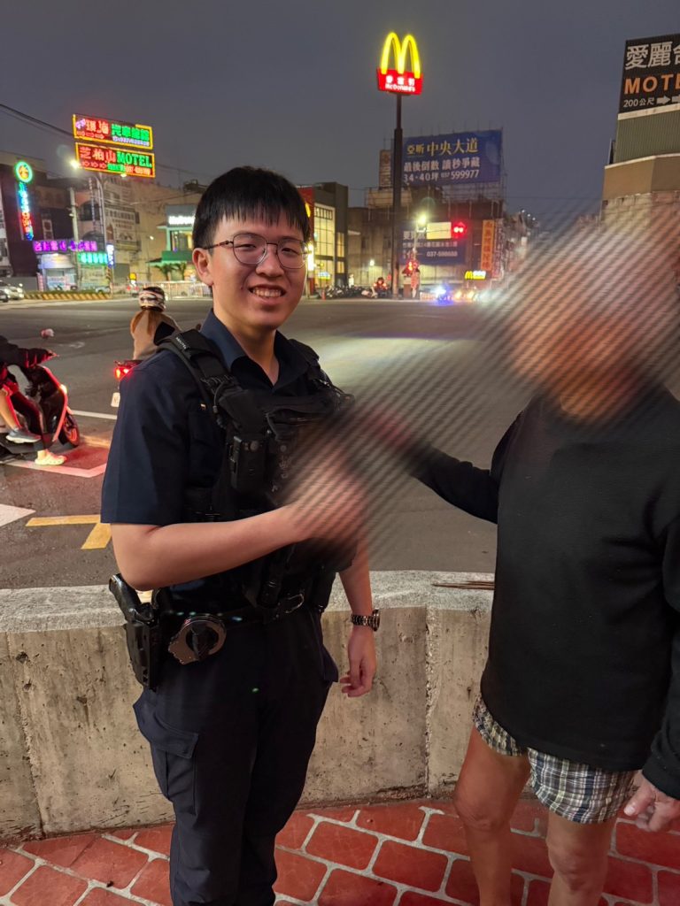 天冷細雨濛濛 老翁徘徊街頭 頭份警暖心協尋助返家