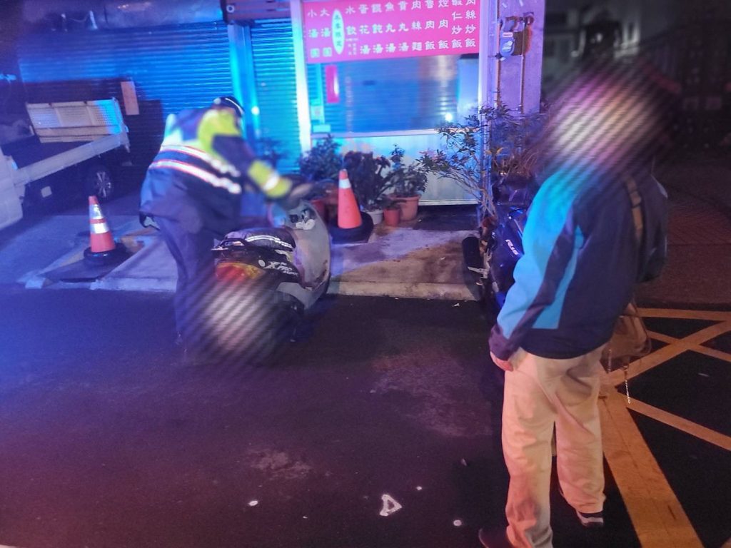 老翁身體微恙 頭份警暖心助返家