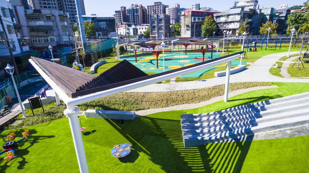 %E6%B1%90%E6%AD%A2%E5%8D%80%E7%99%BD%E9%9B%B2%E5%85%AC%E5%9C%92%E4%BB%A5%E7%B4%99%E9%A3%9B%E6%A9%9F%E7%82%BA%E4%B8%BB%E9%A1%8C%E7%9A%84%E5%85%B1%E8%9E%8D%E9%81%8A%E6%88%B2%E5%A0%B4%E7%82%BA%E4%BA%AE%E9%BB%9E%E9%81%8A%E5%85%B7%E5%A4%9A%E5%85%83%E4%B8%A6%E5%85%BC%E5%85%B7%E6%8C%91%E6%88%B0%E6%80%A7%E8%88%87%E8%B6%A3%E5%91%B3%E6%80%A7