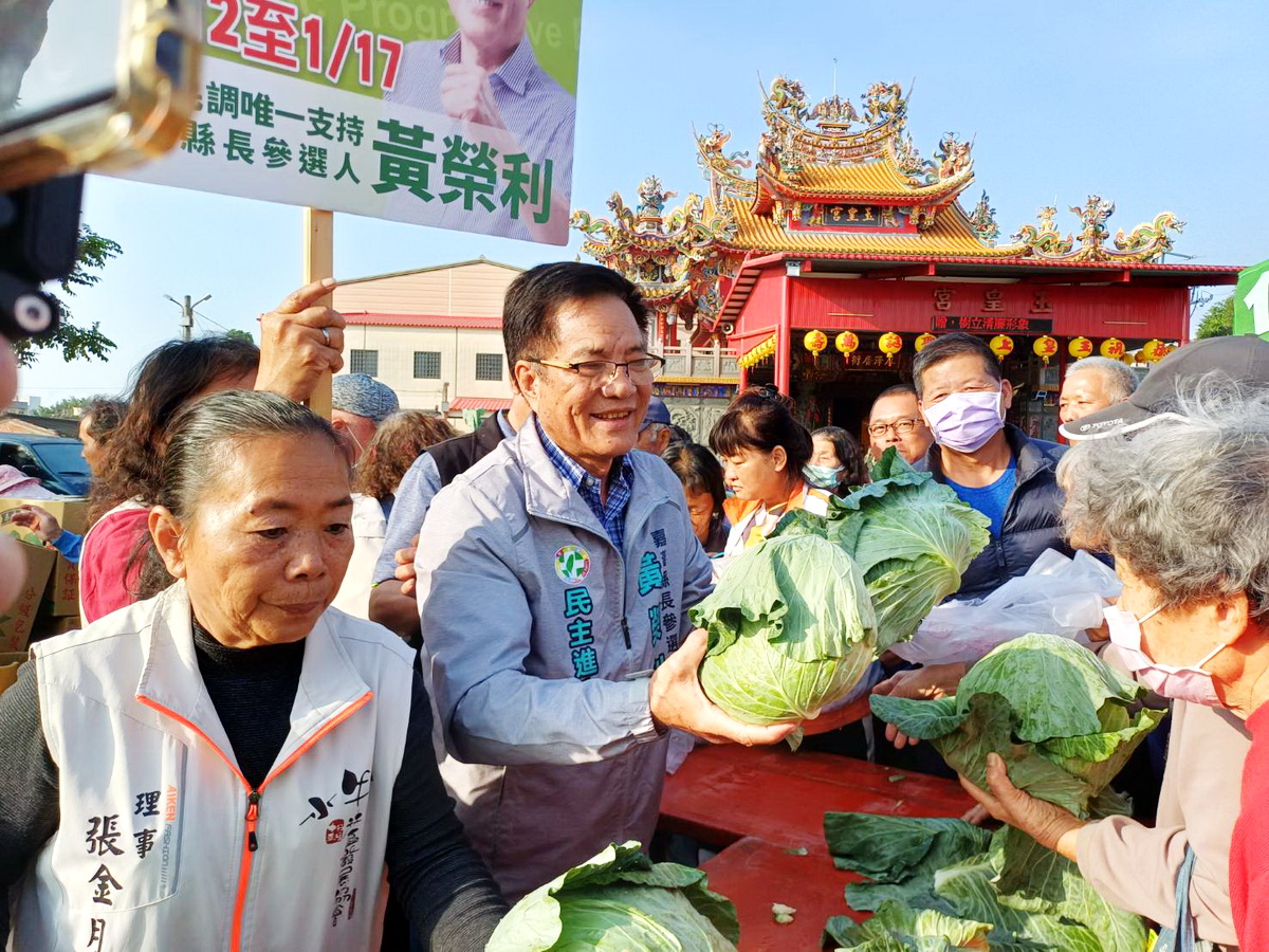 黃榮利以行動挺菜農!首批免費發送2500顆高麗菜給鄉親